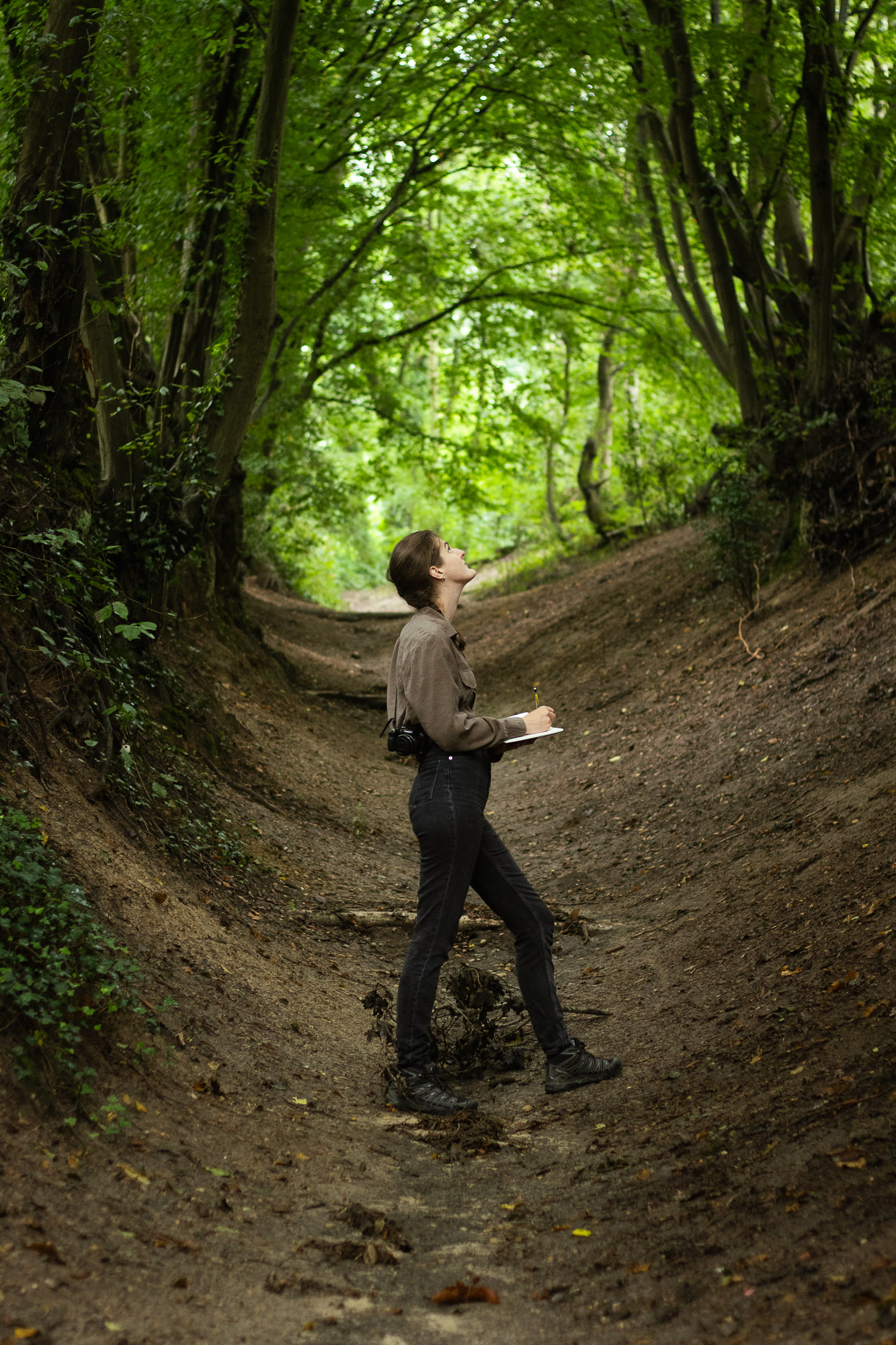 Célestine Merckx dans un chemin creux sur terrain produisant une analyse visuelle d'un bois