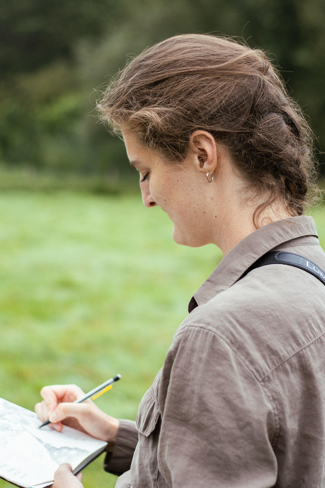 Célstine Merckx prends des notes sur un carnet de terrain, poduisant une analyse